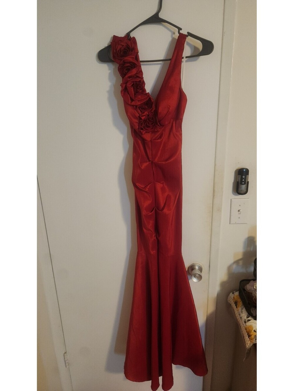 Xscape by Joanna Chen Red One-Shoulder Floral Detail Prom G2